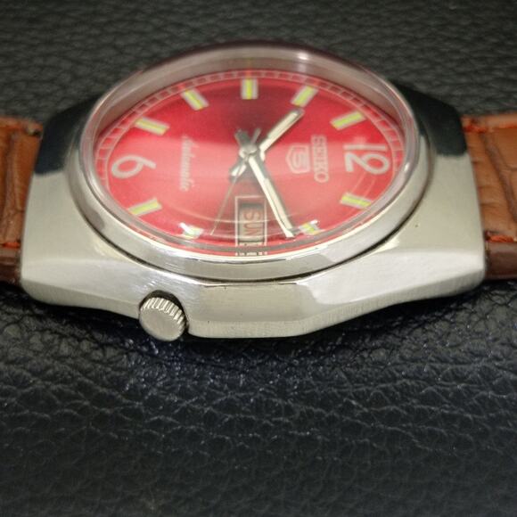 Vintage 1981 Seiko Automatic Mens Silver Watch W/daydate & Red accents - Picture 5 of 10